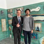 El concejal de Cultura de Alicante, Toño Peral, y el artista Manuel Marsol en la exposición sobre Moby Dick en Alicante