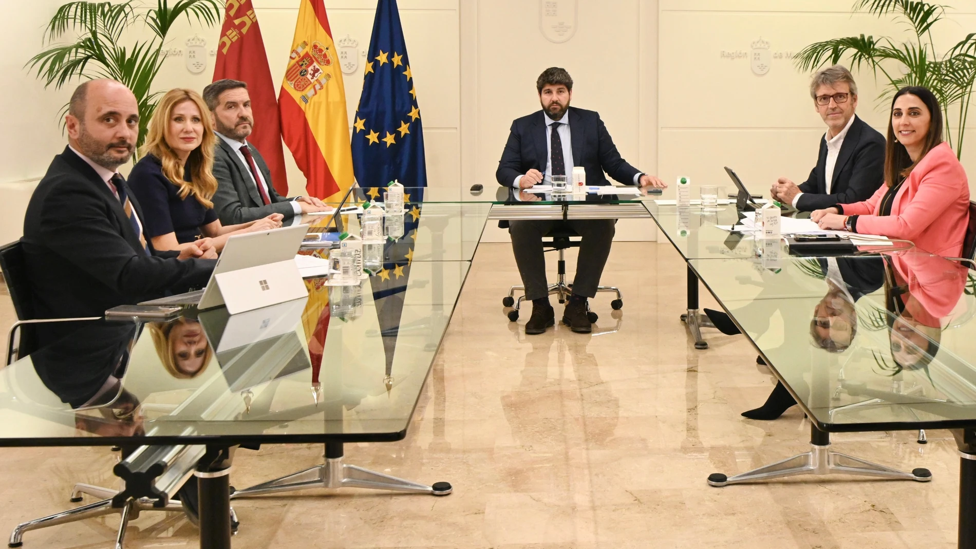 El presidente, López Miras, con consejeros y miembros de CROEM