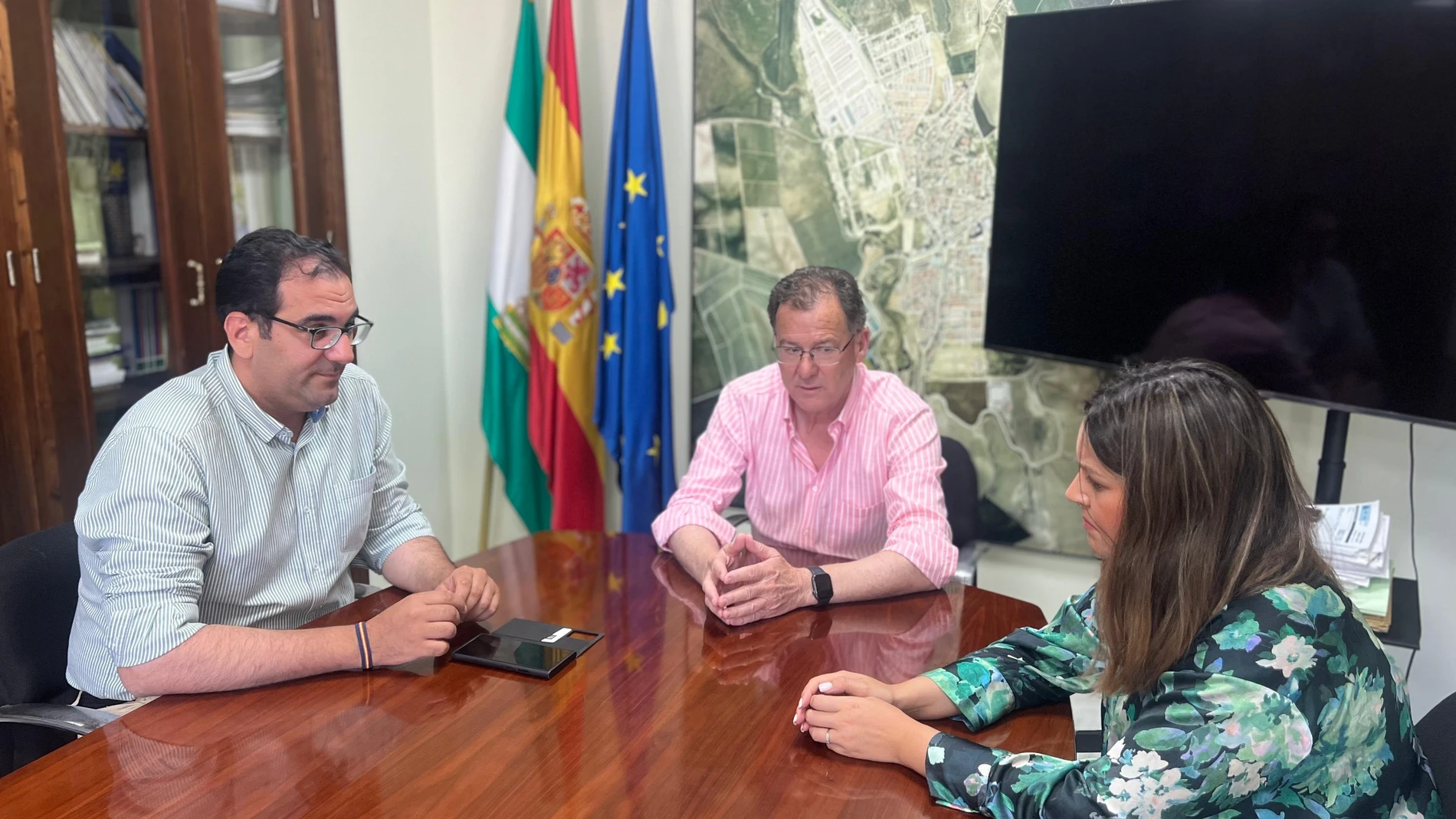 Domingo Delgado, alcalde de Burguillos (en el centro)