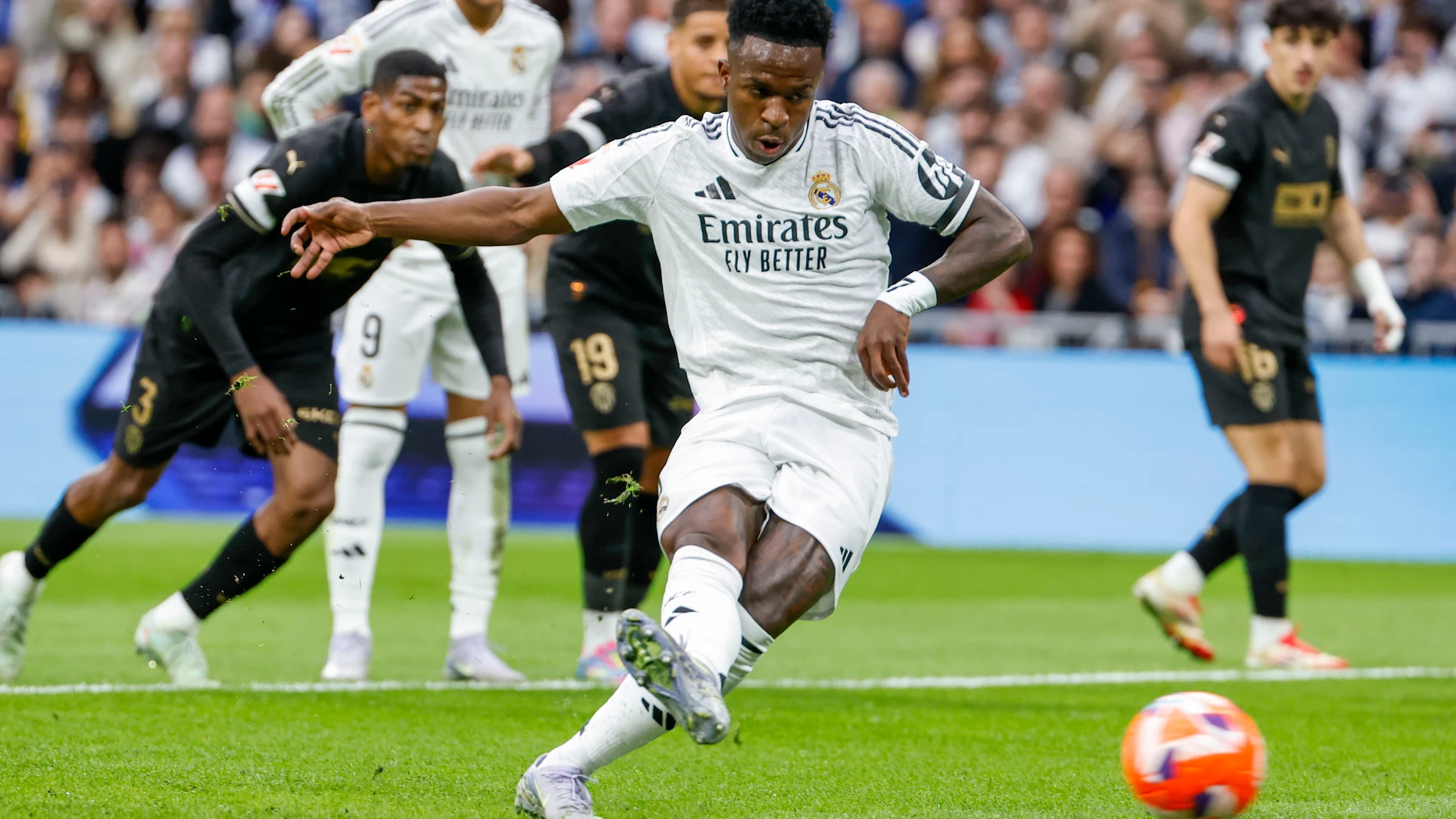 MADRID, 05/04/2025.- El delantero del Real Madrid Vinicius lanza un penalti durante el partido de LaLiga entre el Real Madrid y el Valencia C.F., disputado este sábado en el estadio Santiago Bernabéu en Madrid. EFE/Chema Moya