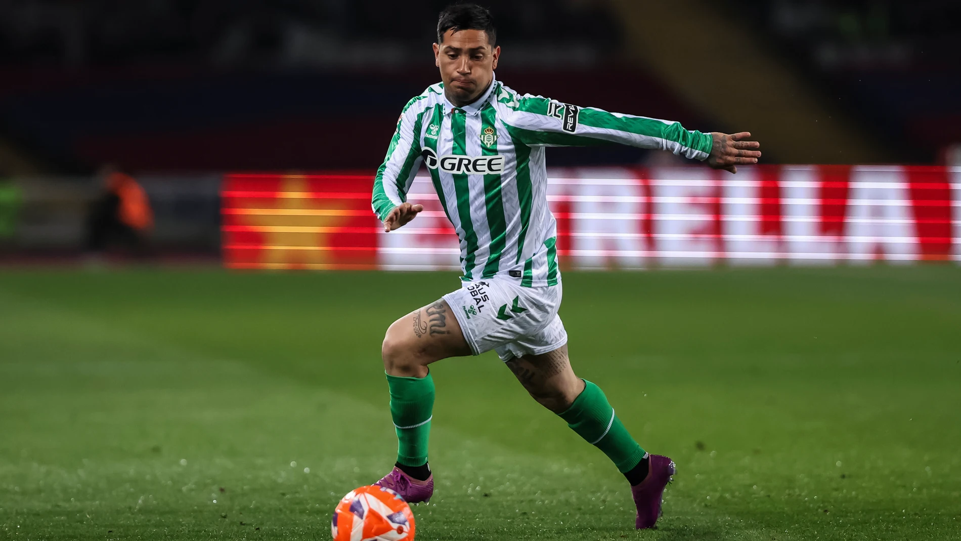 Ezequiel Avila of Real Betis in action during the Spanish league, La Liga EA Sports, football match played between FC Barcelona and Real Betis at Estadi Olimpic Lluis Companys on April 05, 2025 in Barcelona, Spain. AFP7 05/04/2025 ONLY FOR USE IN SPAIN