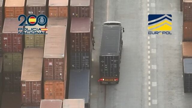 Un camión cómplice en el Puerto de Valencia que recibe droga que estaba oculta entre mercancia legal en contenedores.