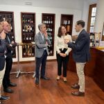 Íscar conversa con la directora del Museo del Vino Málaga, Vanessa Robles, y con el secretario general de los Consejos Reguladores de las dos DDOO de Vino de Málaga, Javier Aranda