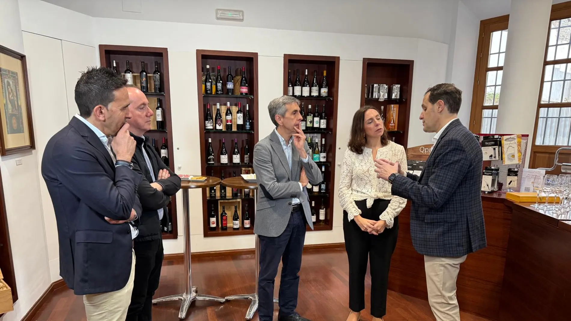 Íscar conversa con la directora del Museo del Vino Málaga, Vanessa Robles, y con el secretario general de los Consejos Reguladores de las dos DDOO de Vino de Málaga, Javier Aranda