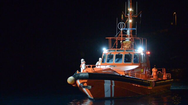 Salvamento Marítimo rescata a 22 personas migrantes a bordo de un cayuco a 11 millas de La Restinga (El Hierro)