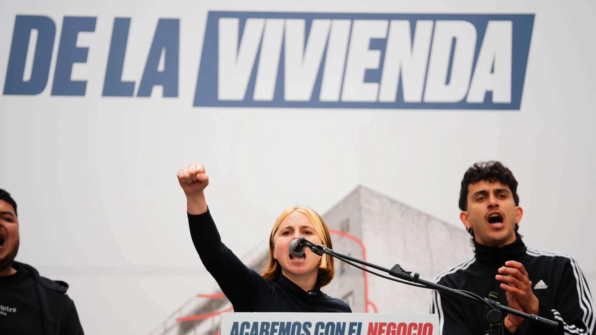La portavoz del Sindicato de Inquilinas de Madrid, Valeria Racu, interviene durante una manifestación por la vivienda, desde Atocha, a 5 de abril de 2025, en Madrid (España). Tras varias manifestaciones multitudinarias en diferentes puntos de España, los sindicatos de inquilinas, plataformas por la hipoteca y asambleas contra los desahucios, entre otros colectivos, han convocado la primera manifestación a nivel estatal por el derecho a la vivienda. Los convocantes piden una bajada de los prec...