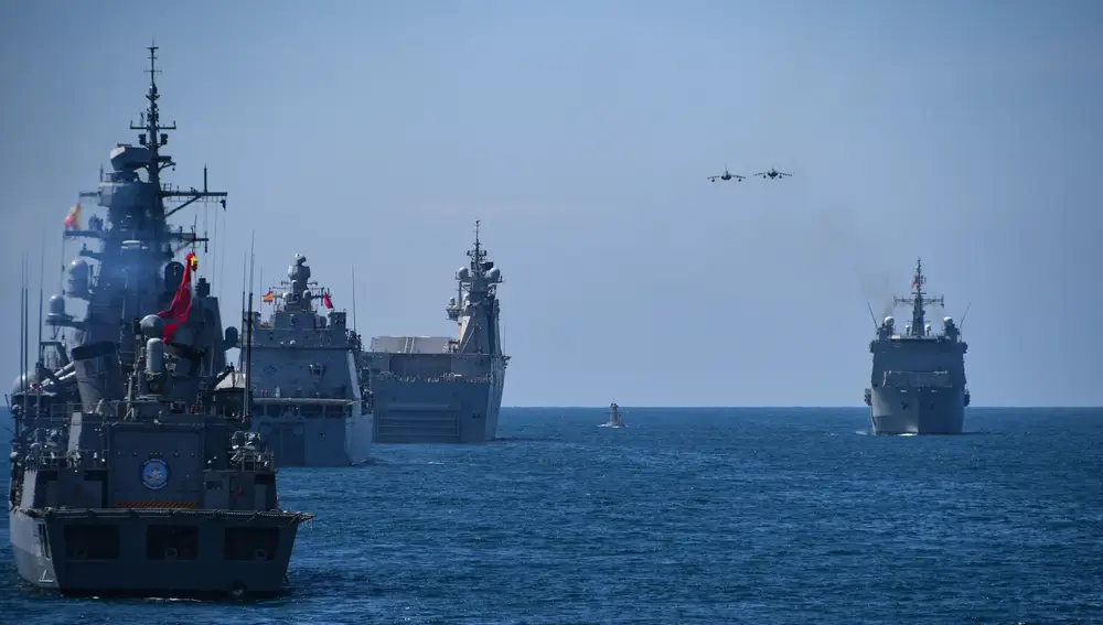 Dos "Harrier" vuelan junto a los buques participantes