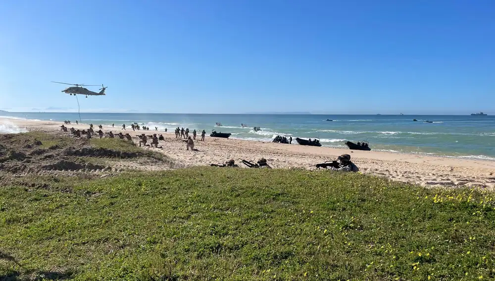 Operación de desembarco en una playa de Cádiz