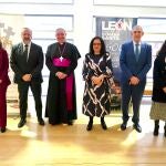 Foto de familia de la pregonera Marta Franco con las autoridades 