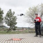 Agricultores de Alcazarén con uno de los drones que se están usando en la búsqueda