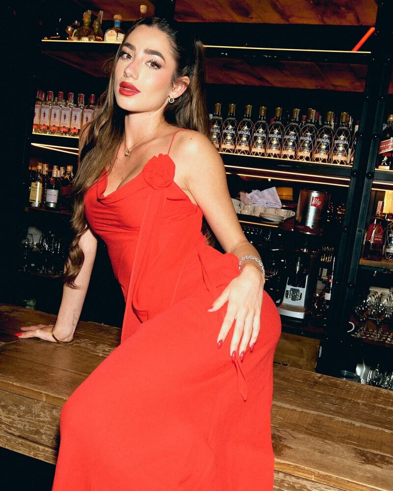 Lola Lolita con vestido rojo en su cumpleaños.