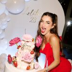 Lola Lolita con vestido rojo en su cumpleaños.