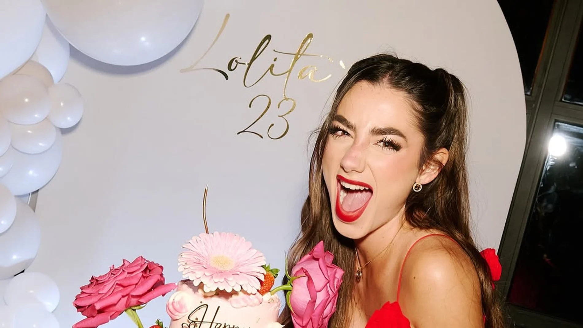 Lola Lolita con vestido rojo en su cumpleaños.