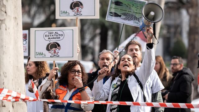 Médicos de toda España protestan en Madrid contra la reforma de su estatuto: "Somos médicos, no esclavos"