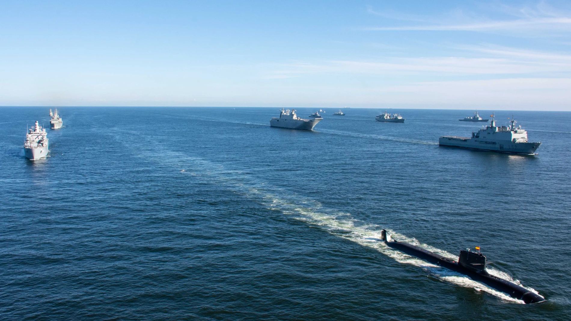 El submarino "Isaac Peral", junto a varios de los buques participantes en el "Dynamic Mariner"