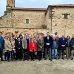 Foto de familia de Raúl de la Hoz y Yolanda de Gregorio con miembros del PP de Soria tras el foro sobre despoblación celebrado en Villaciervos