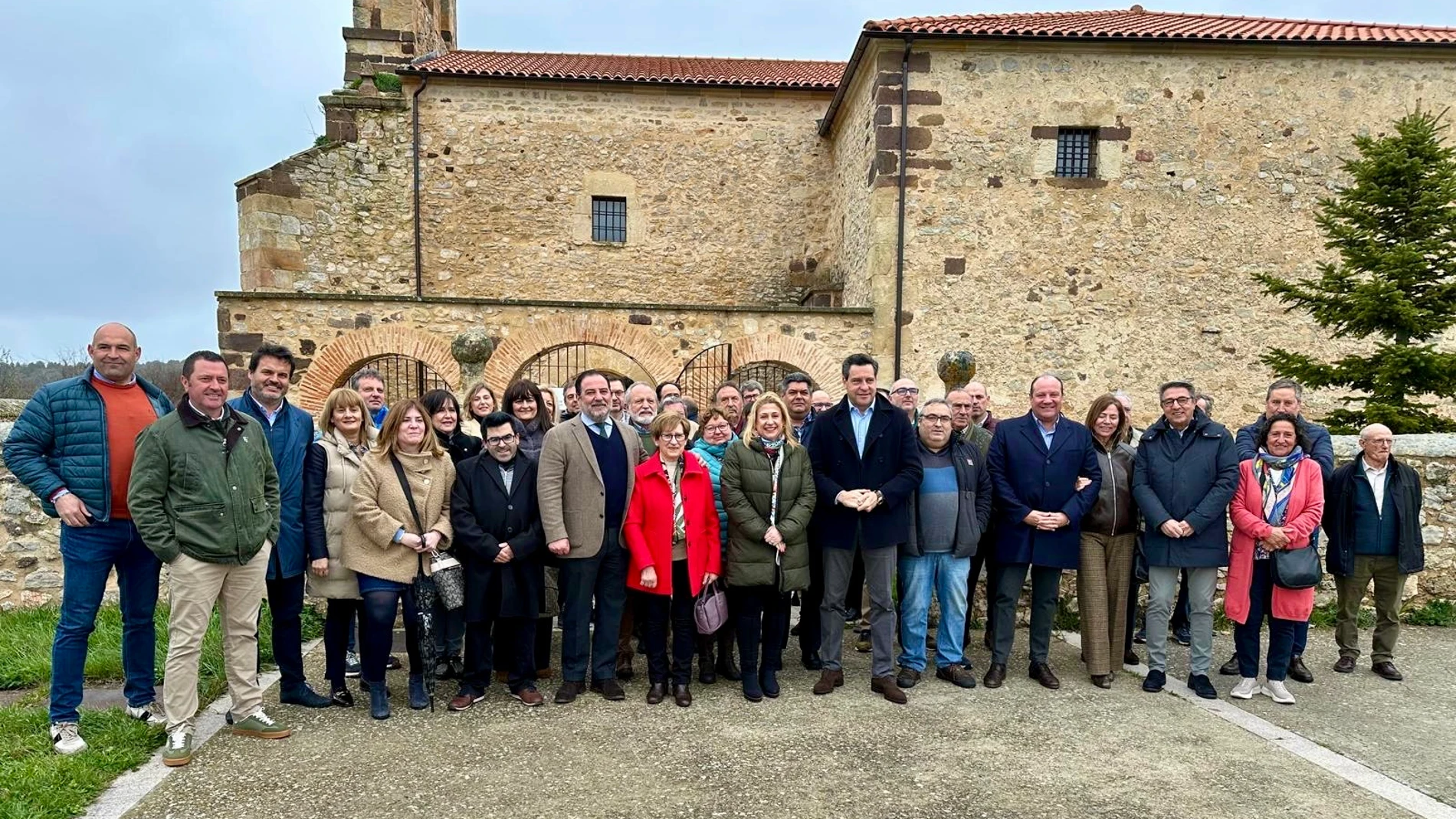 Foto de familia de Raúl de la Hoz y Yolanda de Gregorio con miembros del PP de Soria tras el foro sobre despoblación celebrado en Villaciervos