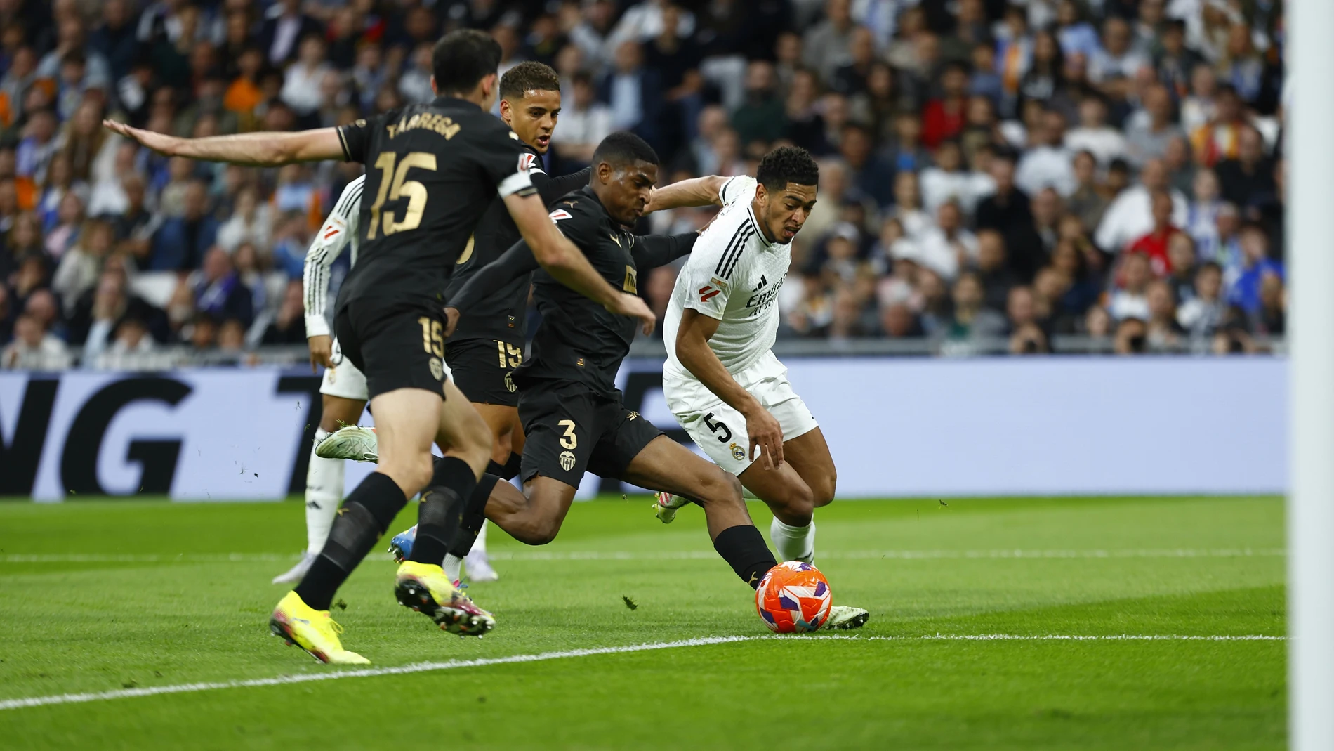Encuentro de liga entre el Real Madrid y el Valencia C.F.