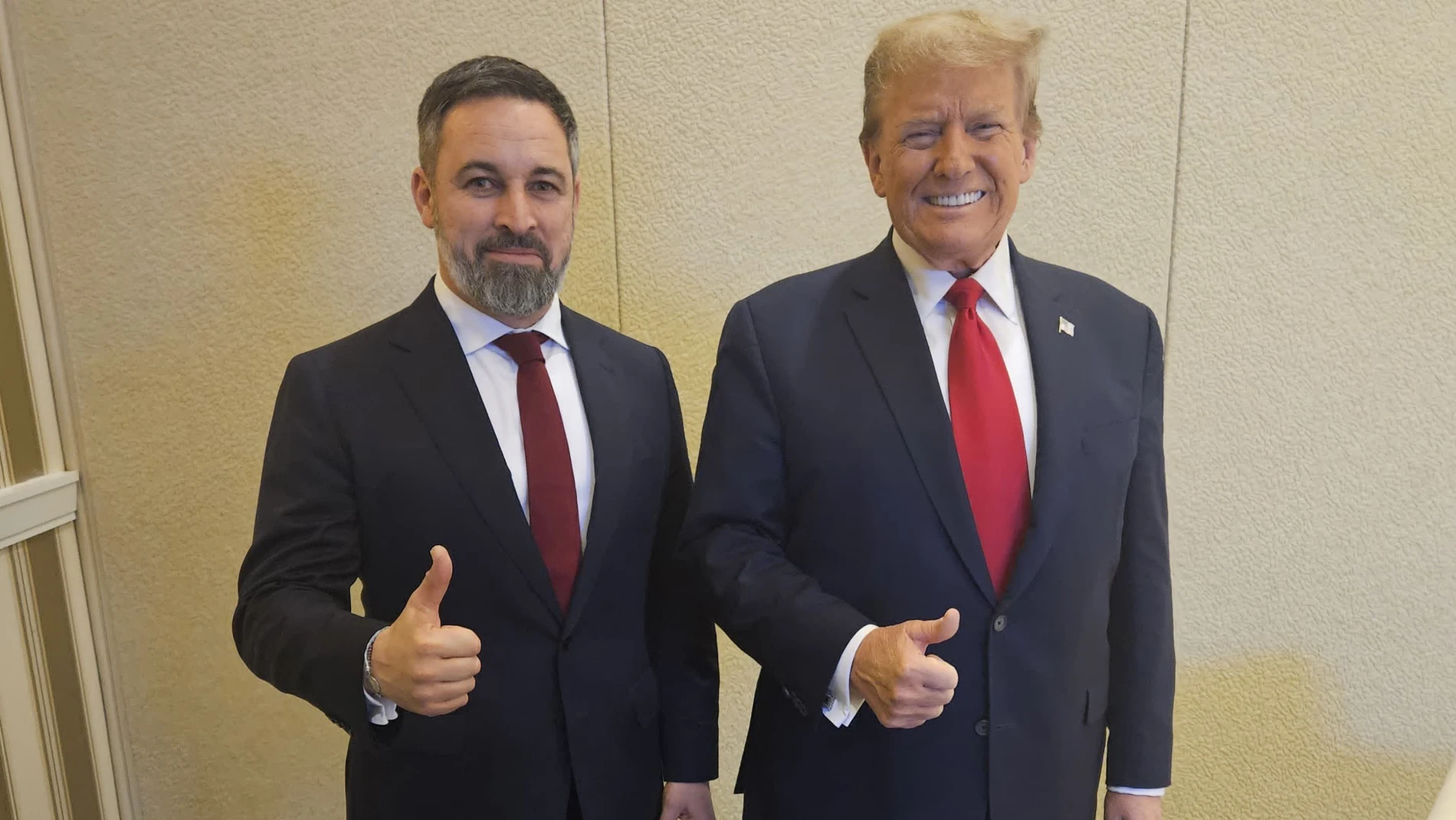 Fotografía cedida por el partido español de extrema derecha VOX que muestra a El líder de Vox, Santiago Abascal, durante una reunión con Donald Trump, en National Harbor (EE.UU.).