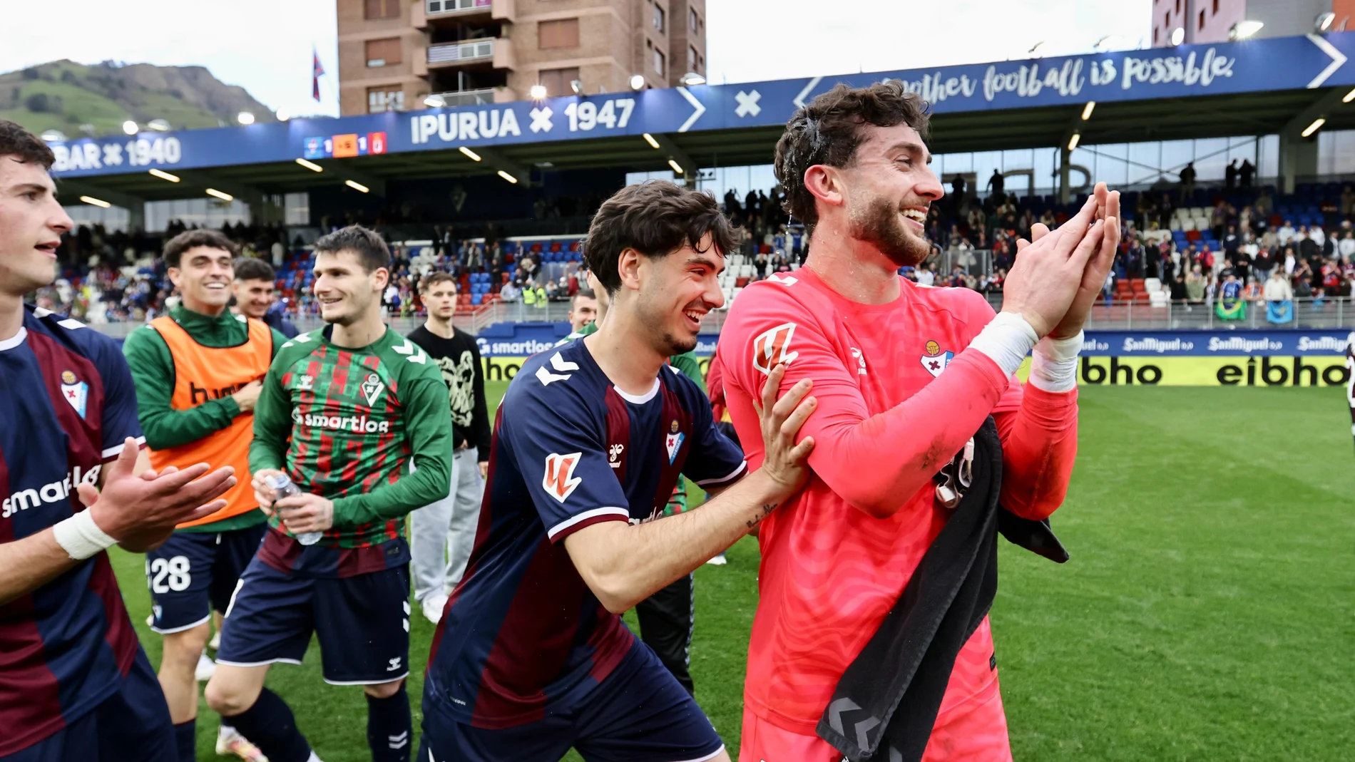 El portero del Eibar se viste de salvador con un golazo en el último minuto