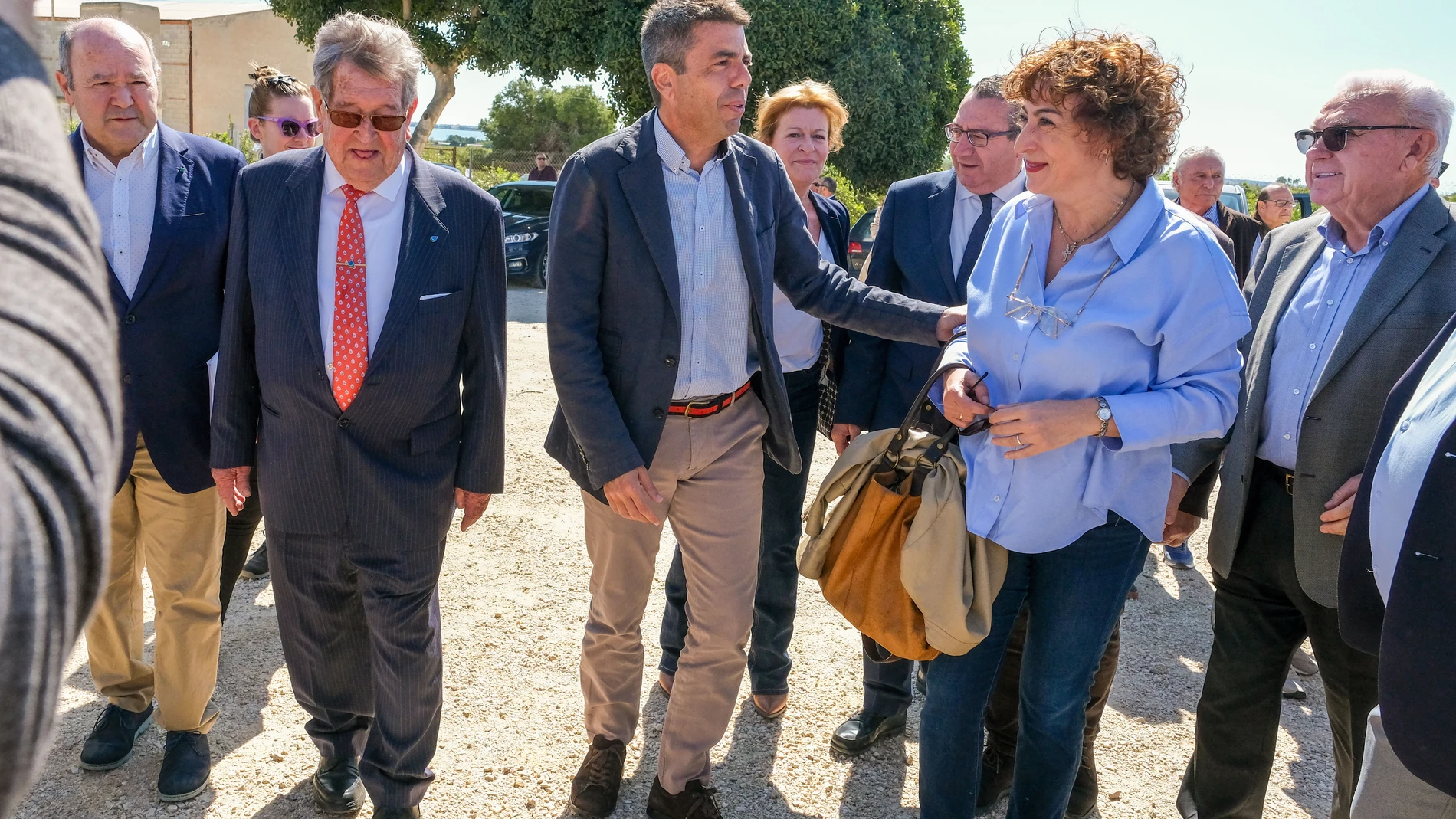 ROJALES (ALICANTE), 05/04/2025.- El presidente de la Generalitat, Carlos Mazón (c), ha participado este sábado en la jornada "El agua y su defensa", que se ha celebrado coincidiendo con el 46 aniversario del Trasvase Tajo-Segura en el Centro Logístico de la Comunidad de Regantes Riegos de Levante Margen Derecha del Río Segura. EFE / Pablo Miranzo