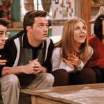 Joey (Matt LeBlanc), Chandler (Matthew Perry), Rachel (Jennifer Aniston) y Monica (Courteney Cox) en una escena mítica de 'Friends'