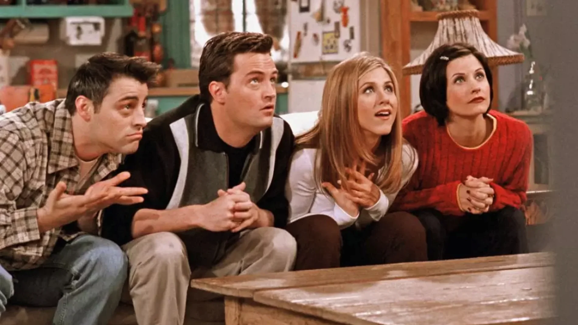 Joey (Matt LeBlanc), Chandler (Matthew Perry), Rachel (Jennifer Aniston) y Monica (Courteney Cox) en una escena mítica de 'Friends'