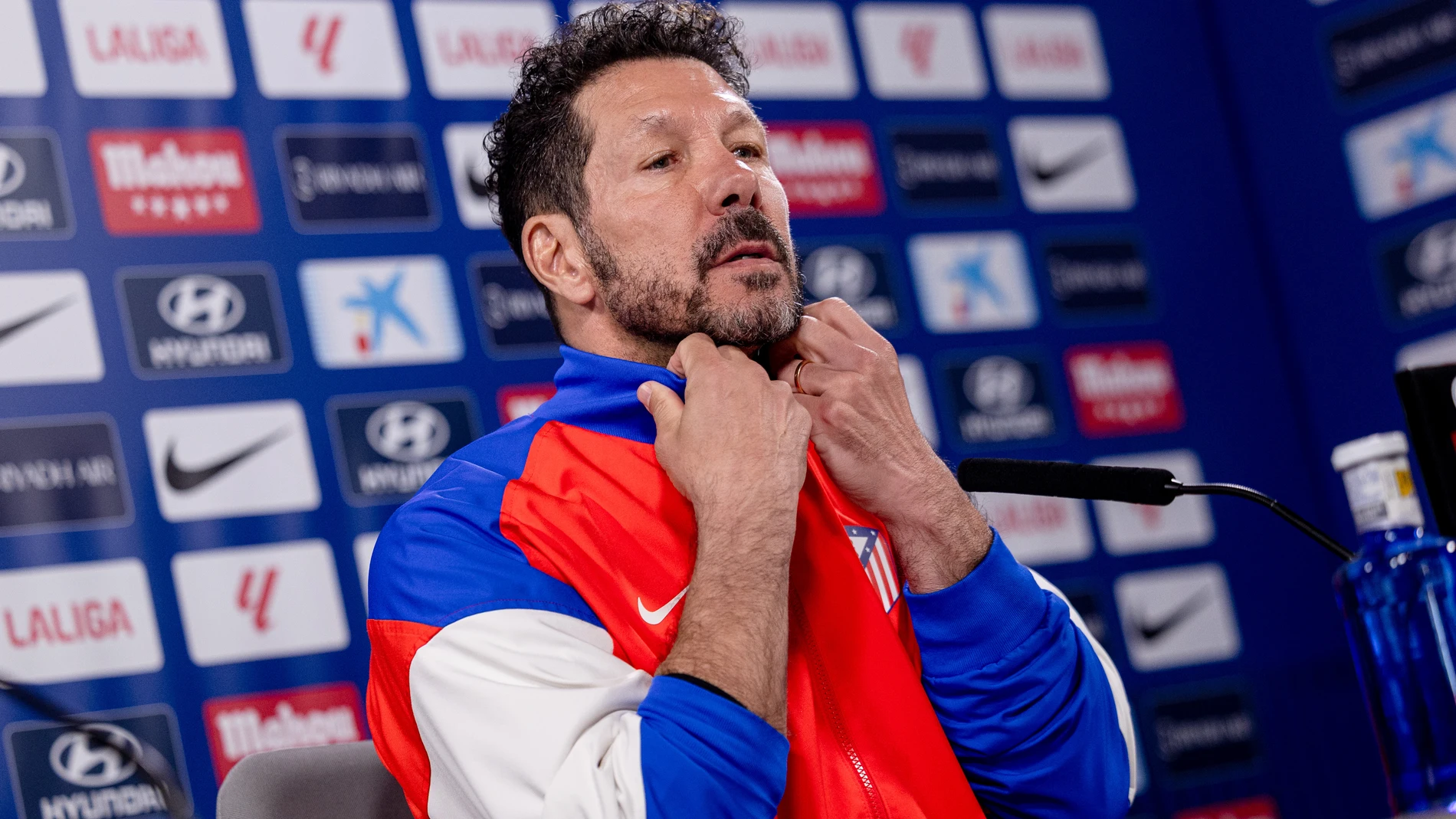 MAJADAHONDA (MADRID), 05/04/2025.- El entrenador del Atlético de Madrid, Diego Simeone, ofrece una rueda de prensa después del entrenamiento del equipo este sábado en la Ciudad Deportiva del club en Majadahonda en la víspera de su partido de LaLiga contra el Sevilla. EFE/ Daniel González