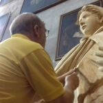 Lluis Costa retocando una de sus esculturas 