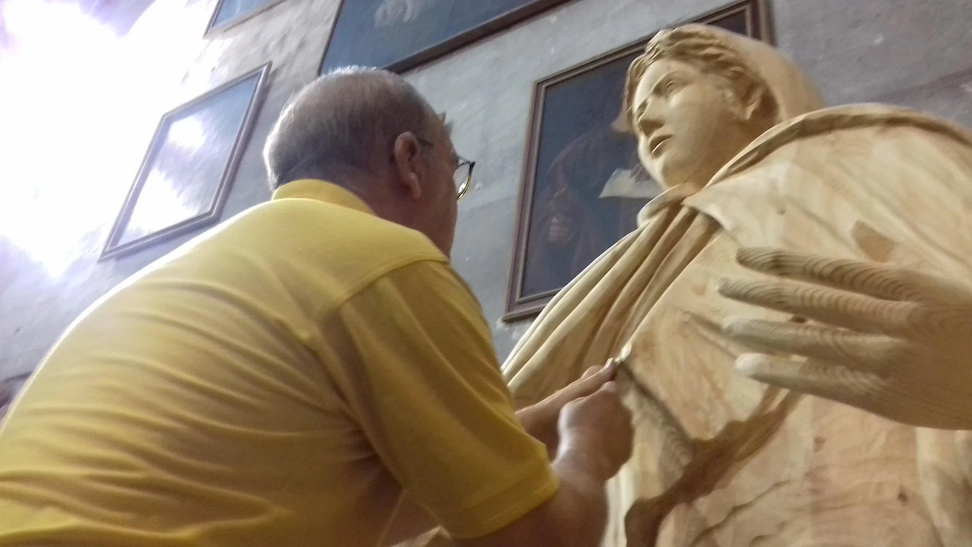 Lluis Costa retocando una de sus esculturas