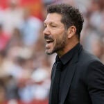 Diego Pablo Simeone, en la banda del Sánchez-Pizjuán