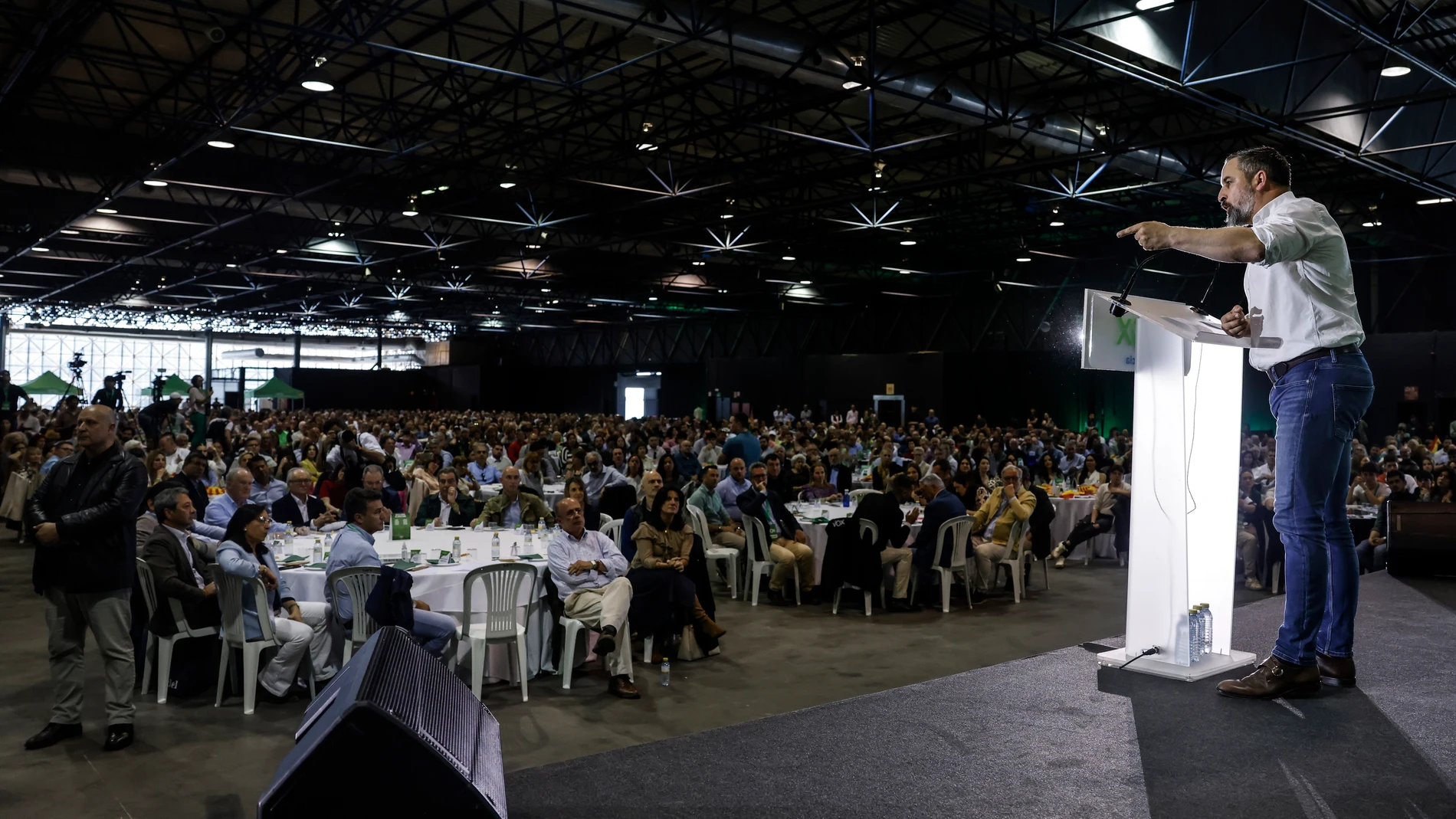 El presidente de VOX, Santiago Abascal, interviene durante una comida con afiliados y simpatizantes, en la Feria Valencia, a 6 de abril de 2025, en Valencia, Comunidad Valenciana (España). Según anunció el propio partido, se trata de un encuentro informal con afiliados y simpatizantes, donde estos podrán conocer al líder de su formación. Se espera una asistencia de más de 1.500 personas. 06 ABRIL 2025;COMIDA;AFILIADOS;SIMPATIZANTES;PARTIDO;POLÍTICA;FORMACIÓN Rober Solsona / Europa Press 06...