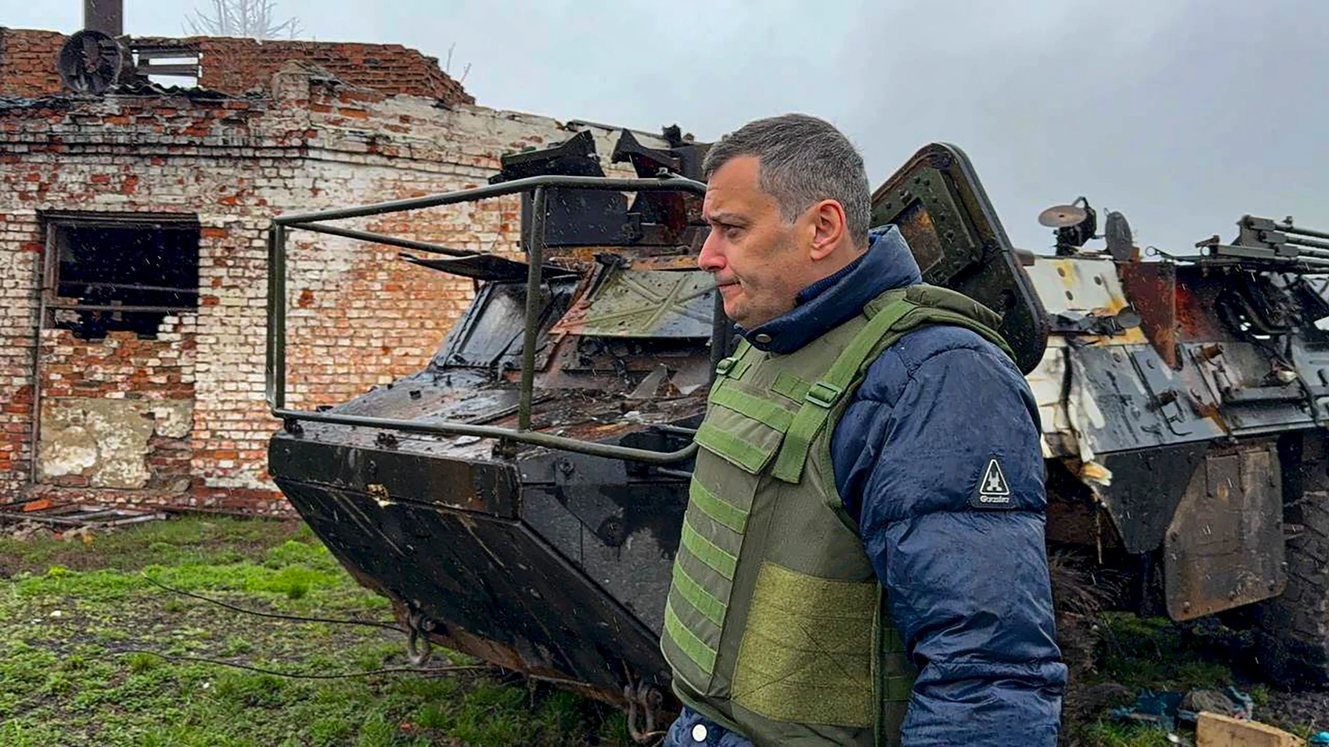 POGREBKI (Russian Federation), 07/04/2025.- A handout photo made available by the acting Governor of the Kursk region Alexander Khinshtein shows the governor during his visit to Pogrebki, Kursk region, Russia, 07 April 2025. According to the governor, Ukrainian troops mined houses, cars and cemeteries before retreating. According to the Russian Ministry of Defense, several kilometers in the south of the region remain under the control of the Ukrainian Armed Forces. (Rusia, Ucrania) EFE/EPA/Al...