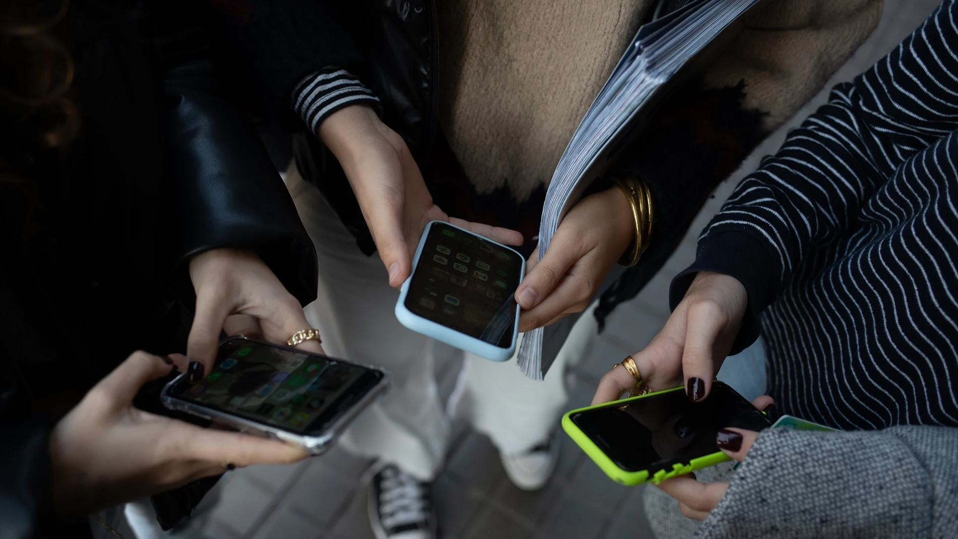 Adolescentes con el móvil