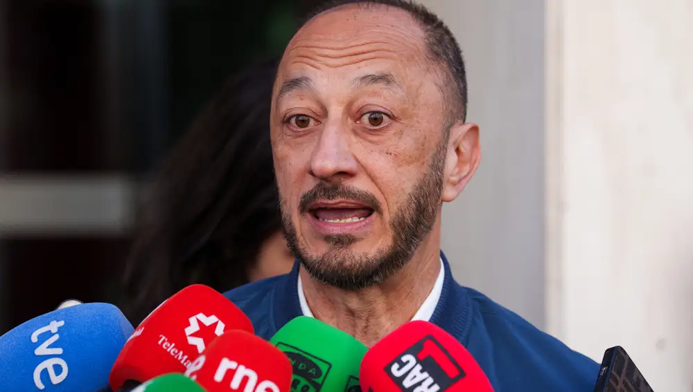 Gómez de Celis ofrece declaraciones a los medios en la puerta del PSOE