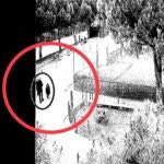 Imagen de las cámaras del centro Highland School donde se ve al sacerdote con una menor.