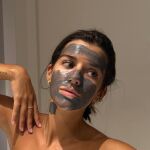 Influencer con la rutina facial.