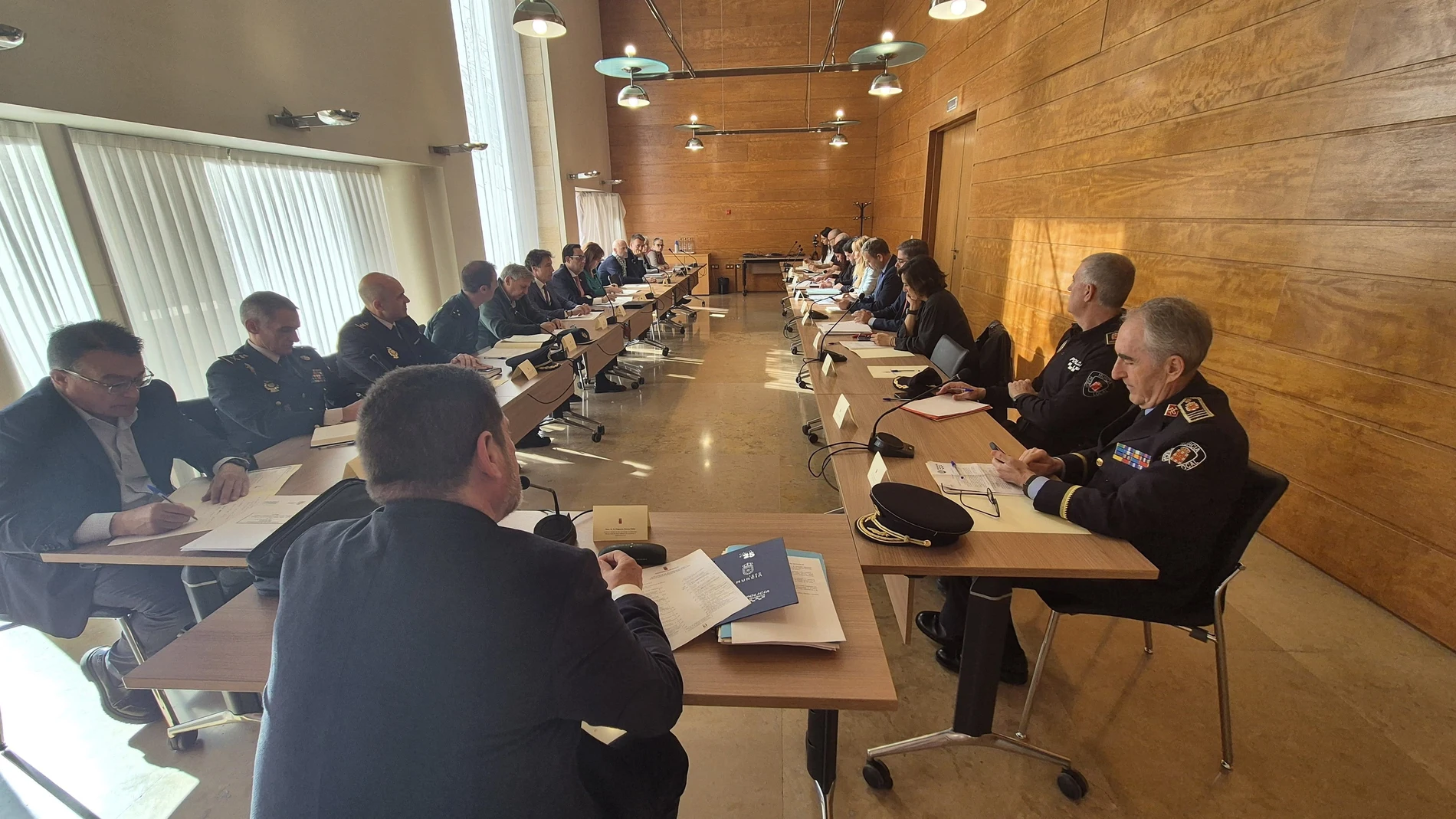 Imagen de la reunión de la Junta Local de Seguridad REMITIDA / HANDOUT por AYUNTAMIENTO DE MURCIA Fotografía remitida a medios de comunicación exclusivamente para ilustrar la noticia a la que hace referencia la imagen, y citando la procedencia de la imagen en la firma 07/04/2025
