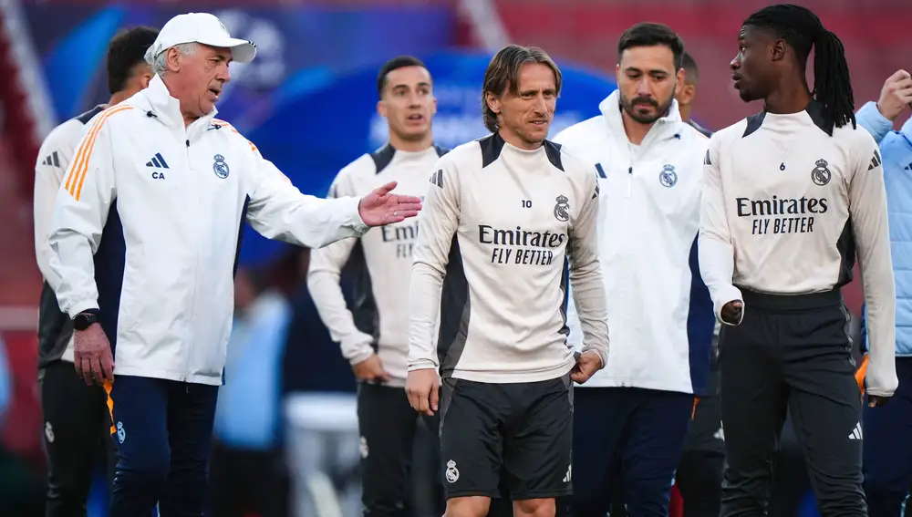 Carlo Ancelotti, junto a varios de sus jugadores, en el Emirates Stadium