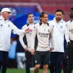 Carlo Ancelotti, junto a varios de sus jugadores, en el Emirates Stadium