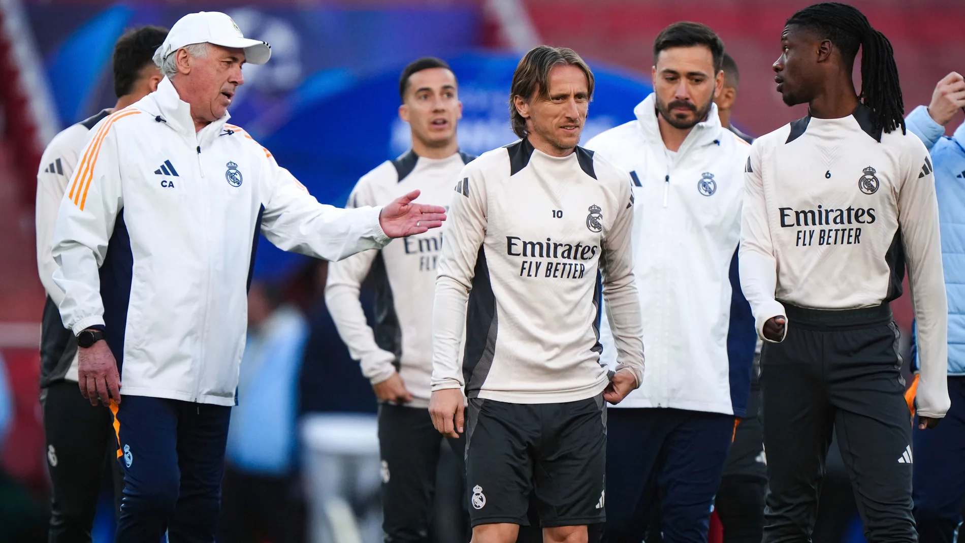 Real Madrid's manager Carlo Ancelotti speaks to Luka Modric, during a training session at the Emirates Stadium, in London, Monday April 7, 2025, a day ahead of the 1st leg Champions League soccer match against Arsenal on Tuesday. (Bradley Collyer/PA via AP)