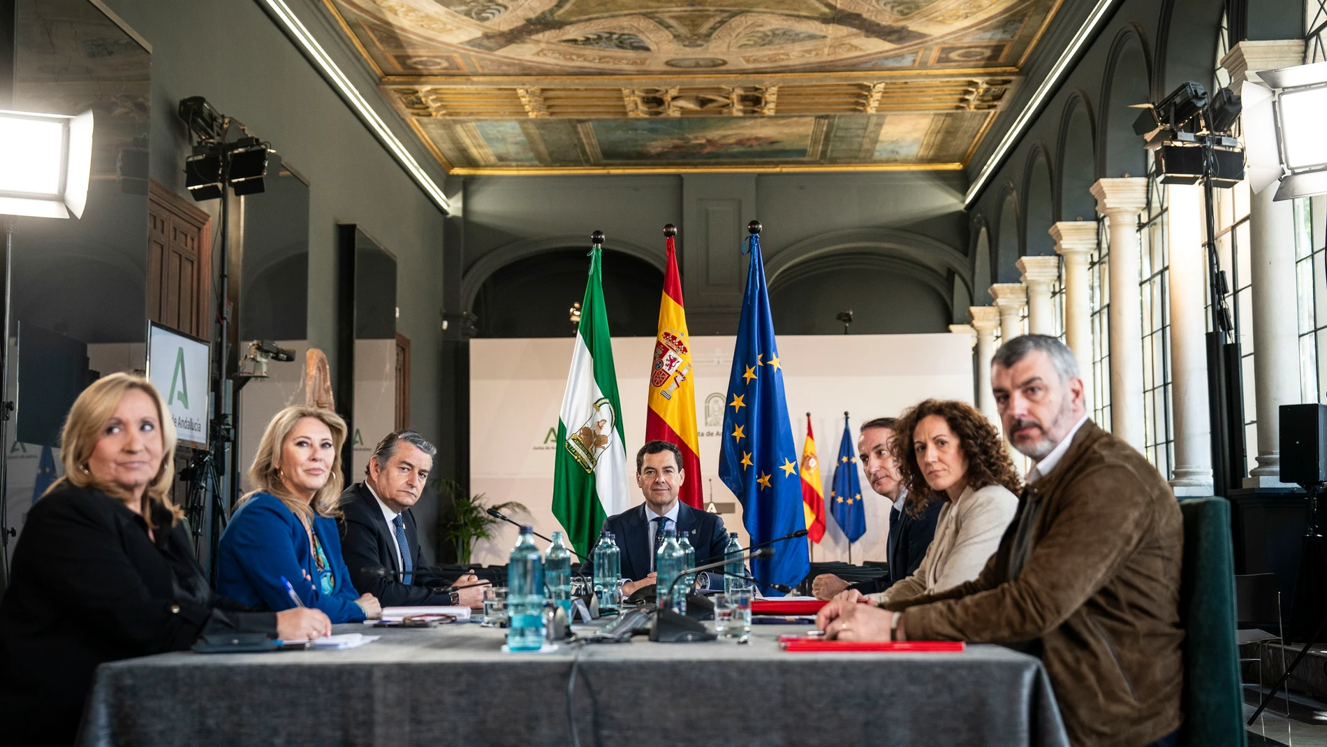 SEVILLA, 07/04/2025.- El presidente de la Junta de Andalucía, Juanma Moreno, preside en el Palacio de San Telmo la Mesa de Diálogo Social integrada por la secretaria general de CCOO en Andalucía, Nuria López, el secretario general de UGT Andalucía, Oskar Martín, y el presidente de la CEA, Javier González de Lara, para analizar la aplicación de nuevos aranceles aprobada por Estados Unidos. EFE/Junta de Andalucía CRÉDITO OBLIGATORIO SOLO USO PERMITIDO PARA ILUSTRAR LA NOTICIA QUE APARECE EN EL...