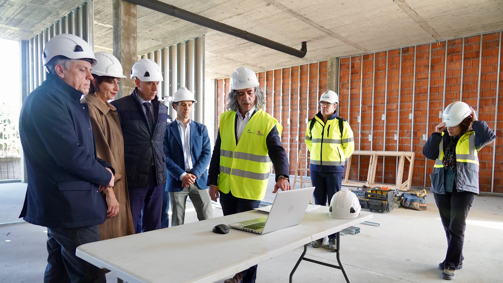 El director general de Telecomunicaciones y Administración Digital de la Junta, Antonio Ibáñez, visita las obras de la nueva sede de Scayle acompañado por el alcalde de León, José Antonio Díez, y la directora de la Fundación Centro de Supercomputación, Hilde Pérez