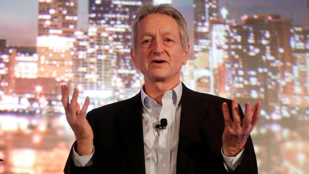 Geoffrey Hinton (77), padrino de la IA, cree que la IA va a arrasar con el empleo: "No es culpa de la IA, sino del capitalismo"