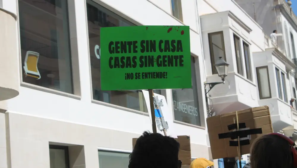 "Gente sin casa, casas sin gente ¡No se entiende", otro cartel de la concentraciónn