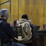 La mujer, durante el juicio. 