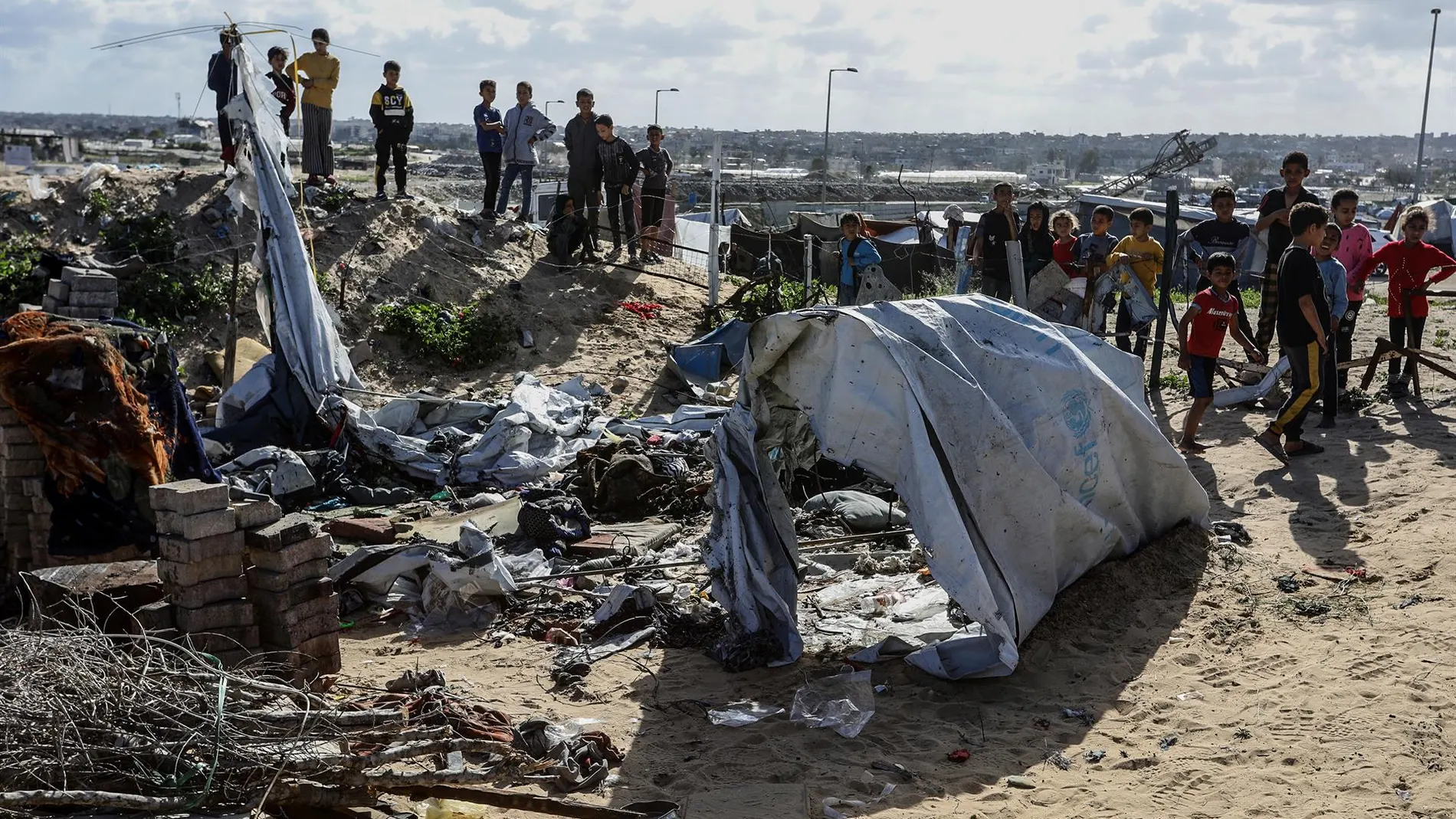 O.Próximo.- AMP3.- Mueren dos personas, incluido un periodista, en un ataque israelí a una tienda de reporteros en Gaza