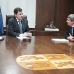 Mañueco conversa con Palomar durante su encentro