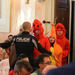 No es carnaval, pero en Alcalá algunos se disfrazan de gambas para denunciar a los sindicatos