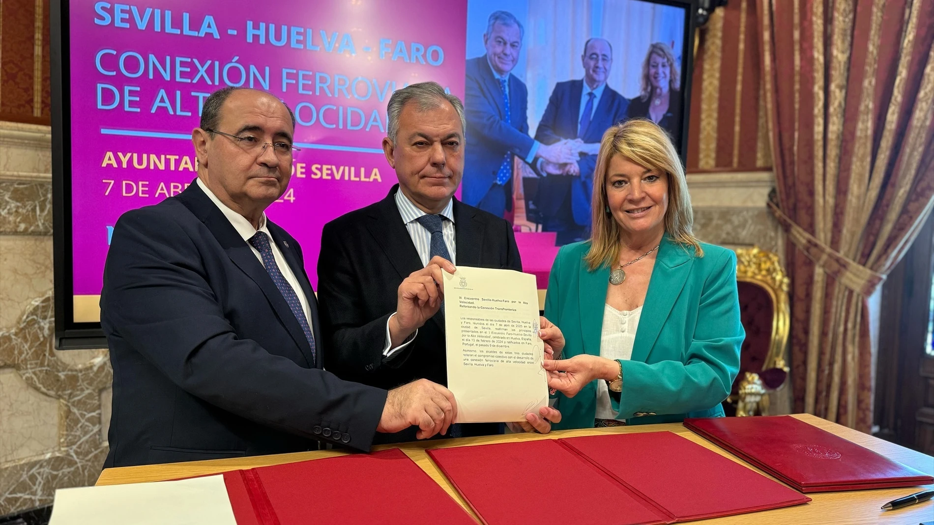 La alcaldesa de Huelva, Pilar Miranda, junto a los alcaldes de Sevilla y Faro, José Luis Sanz y Rogerio Bacalhau (izquierda)